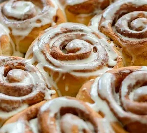 Cinnamon roll Sundae
